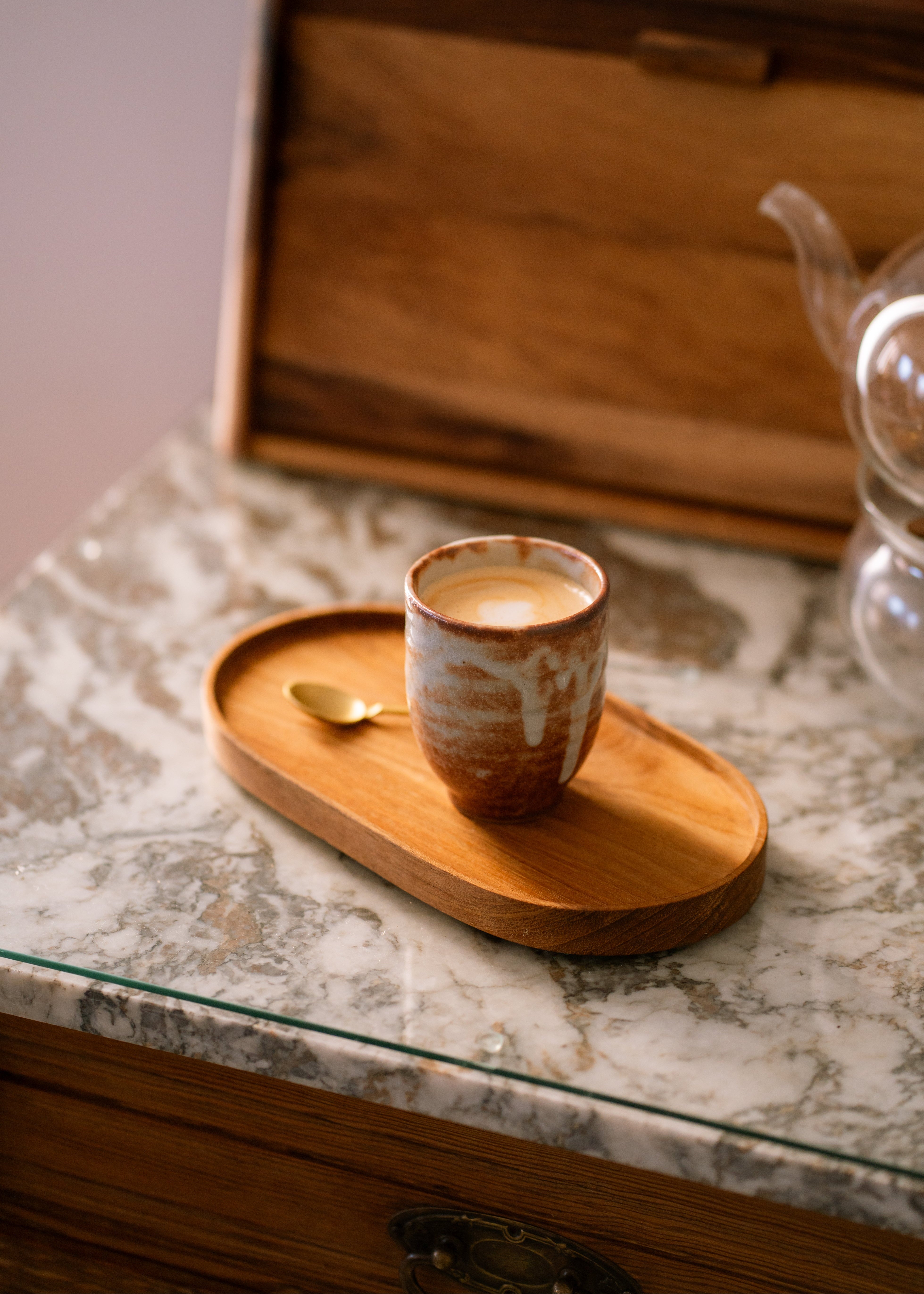 Café at Home bundel met houten dienblad, keramische koffiekopjes en goudkleurige lepeltjes.