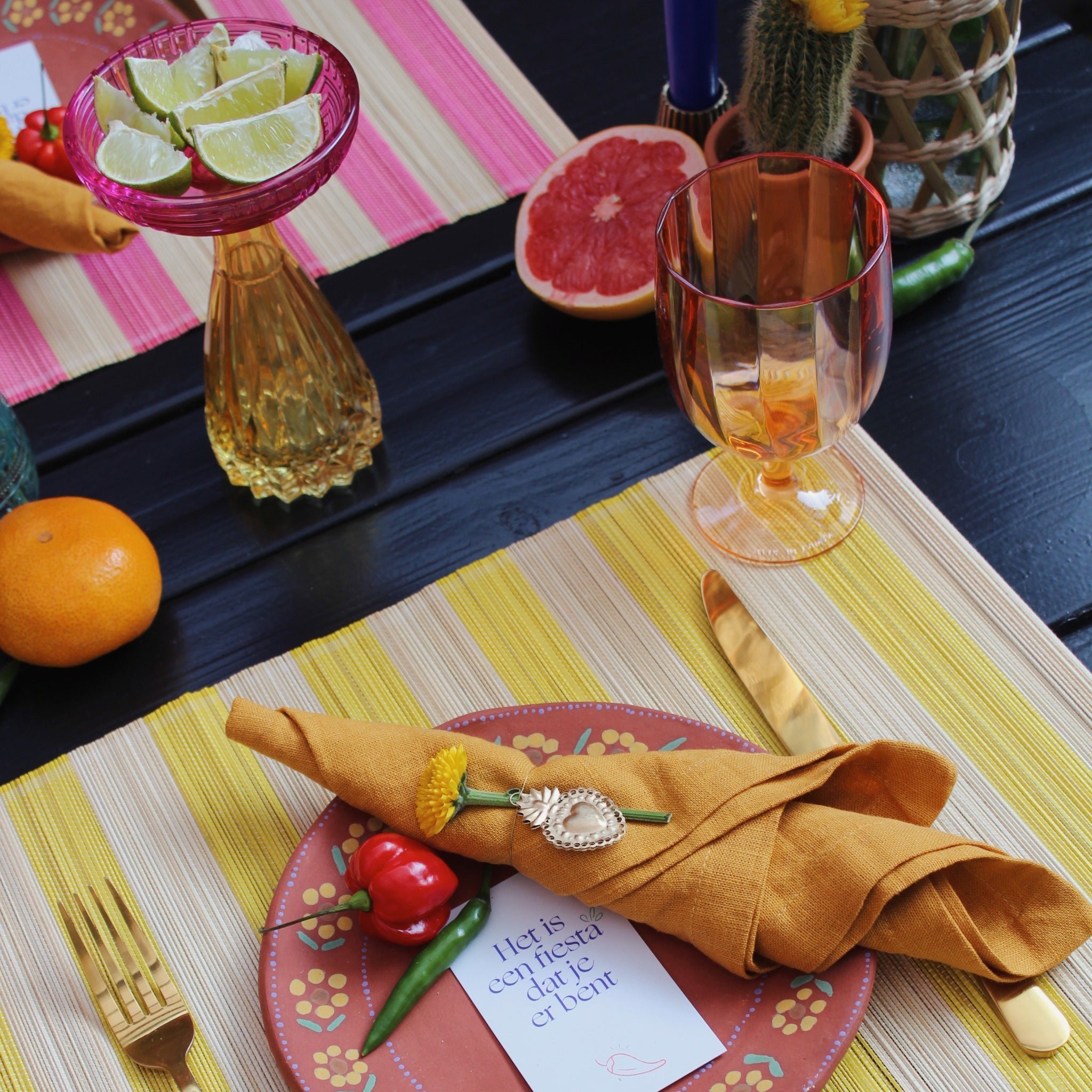 Kleurrijk wijnglas uit de Louisa’s Fiesta collectie – zomerse tafelsetting geïnspireerd op Mexico, perfect voor een unieke dinner party.